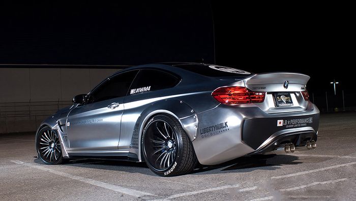 BMW M4 ini Juga diberi sentuhan body kit gambot Liberty Walk