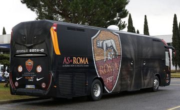 Sukses Tumbangkan Barcelona, Kalian Tahu Gak Bus Keren Punya AS Roma?  Fiturnya Komplit Bro! - GridOto.com