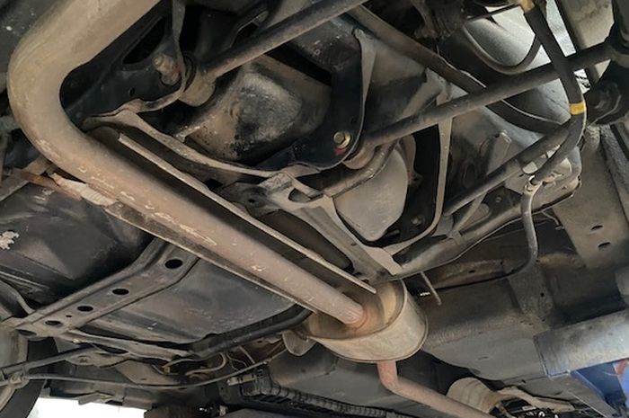 Knalpot mobil bocor bikin suara jadi berisik