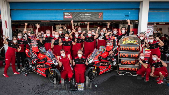 Chaz Davies (#7) merayakan kemenangan terakhirnya bersama tim Aruba.it Racing - Ducati di WorldSBK Estoril 2020