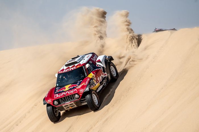Carlos Sainz melintas di gurun pasir dengan Mini John Cooper Works Buggy dalam Reli Dakar 2020 di Arab Saudi