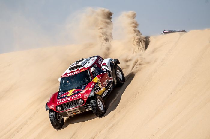Carlos Sainz melintas di gurun pasir dengan Mini John Cooper Works Buggy dalam Reli Dakar 2020 di Arab Saudi