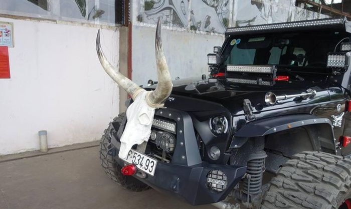 Banyak tambahan LED di bagian bumper depan Jeep Wrangler