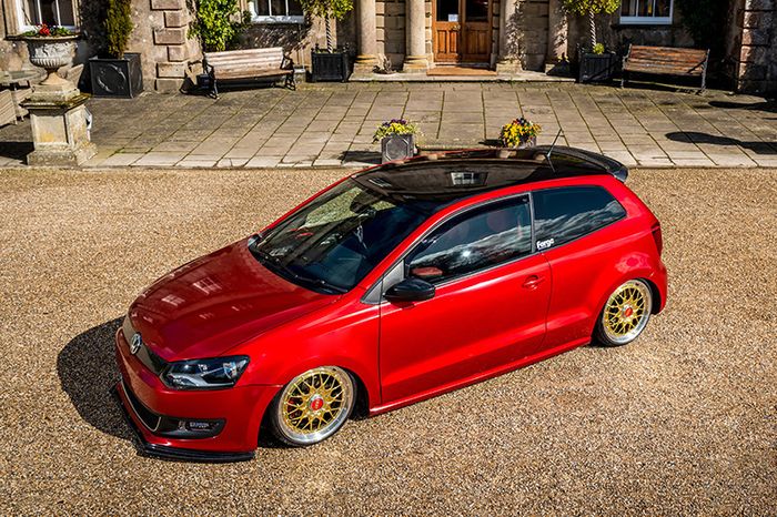 Modifikasi VW Polo dengan balutan warna merah darah