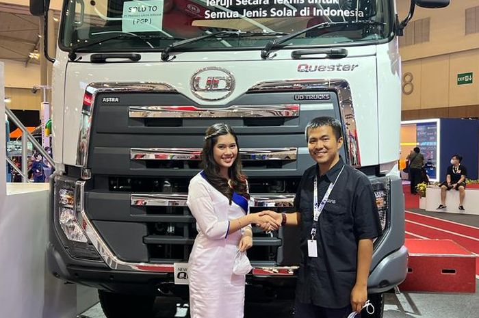 Youtuber Ahmad Nor Maulana Afsan. Sedang membeli tractor head UD Truck GWE 350 Euro 5 6x4 sebanyak 2 unit