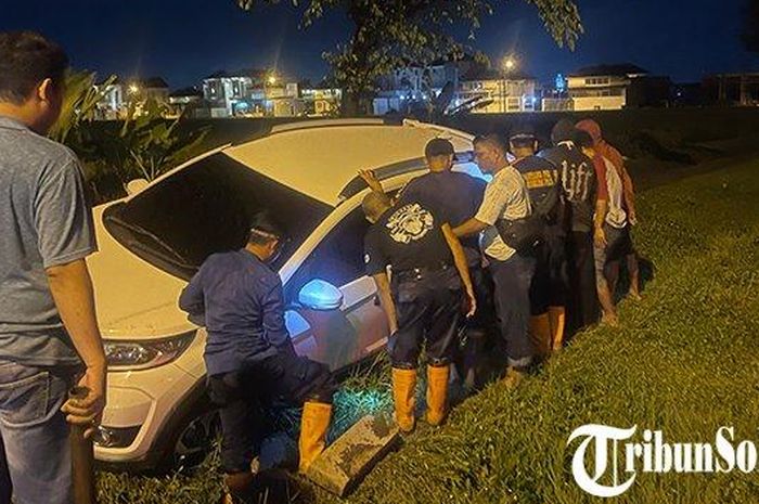 Honda BR-V mendadak pindah posisi, padahal awalnya cuma mau diparkir