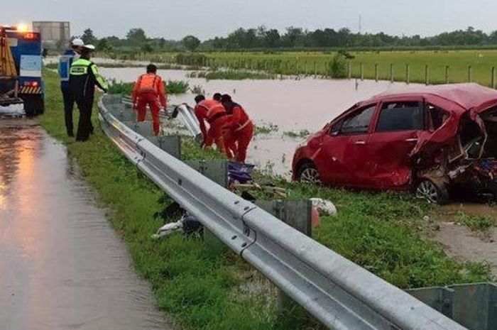 Suzuki Ertiga kecelakaan di ruas tol Madiun-Nganjuk