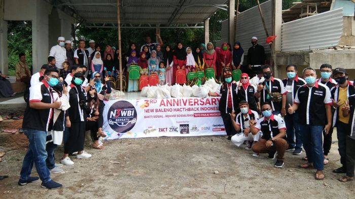Bakti sosial New Baleno Hstchback Indonesia (Newbi) di pondok pesantren di Cikarang, Jawa Barat