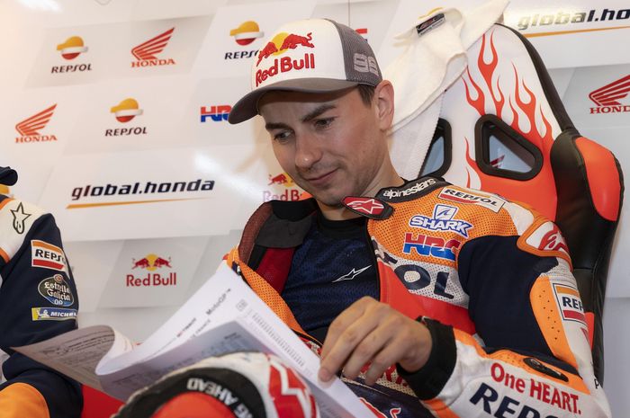 Pembalap Repsol Honda, Jorge Lorenzo memberikan masukan untuk membantu perkembangan motor RC213V miliknya