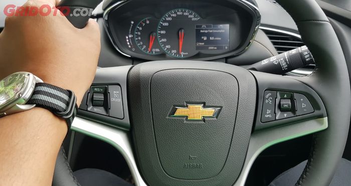 Tombol konektivitas pada setir Chevrolet Trax Premier