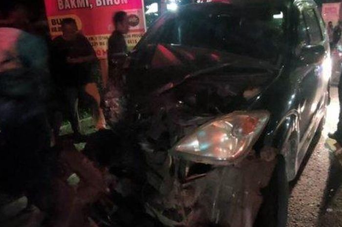 Wajah Daihatsu Xenia terkoyak separuh usai beradu lawan si raja jalanan asal Jatim