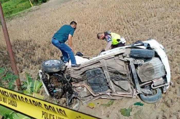 Sebuah Honda Jazz mengalami kecelakaan di perlintasan rel kereta api tanpa palang pintu