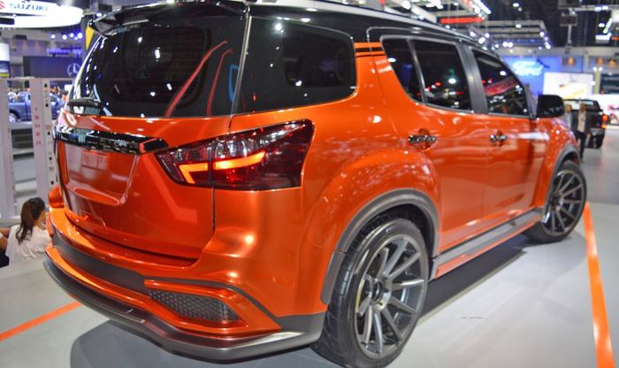 Tampilan belakang Isuzu MU-X bergaya sporty