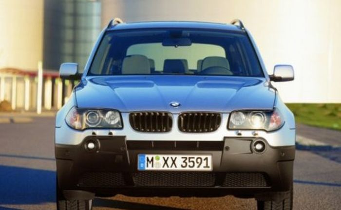 Ilustrasi BMW X3 generasi pertama