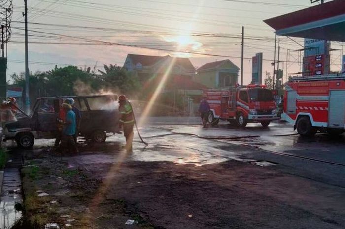 Toyota Kijang terbakar di SPBU usai mengisi BBM