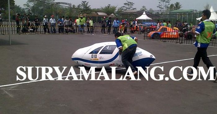 Mobil purwarupa yang mengikuti Kontes Mobil Hemat Energi (KMHE) 2015 di sirkuit Stadion Kanjuruhan Kepanjen, Kabupaten Malang, Jumat (23/10/2015). 