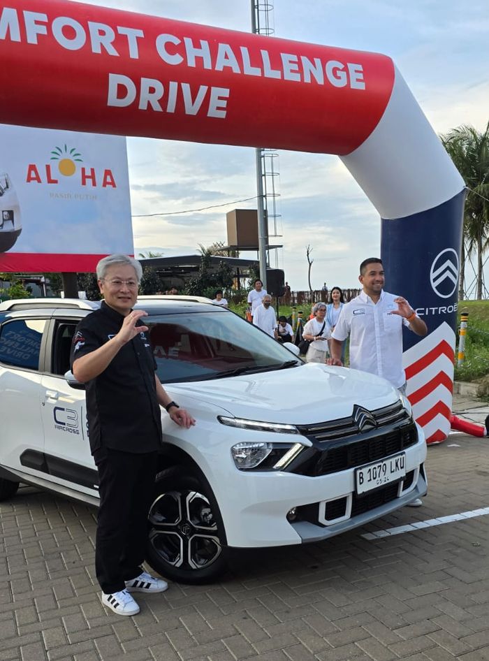 Tan Kim Piauw, CEO Citroen Indonesia (kiri)