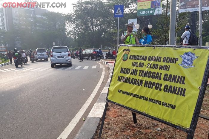 Plang Ganjil Genap di Perempatan Lebak Bulus