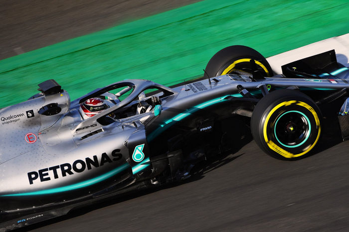 Lewis Hamilton jajal mobil barunya