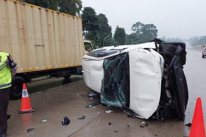Daihatsu Terios rebahan di Tol Bocimi kondisi moncong ringsek