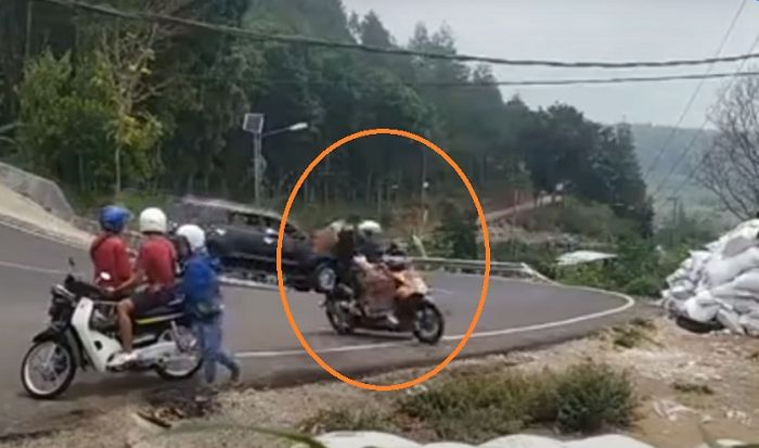 Honda BeAT meluncur deras di turunan Cangar, Pacet, Mojokerto