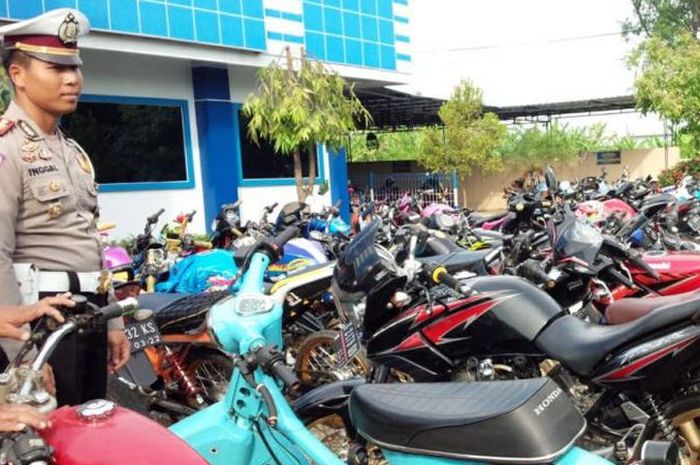 Kasat Lantas Polres Jombang, Ajun Komisaris Polisi Inggal Widya Perdana, Senin (31/12/2018), memeriksa motor modifikasi hasil penyitaan dari razia yang digelar petugas menjelang malam pergantian tahun