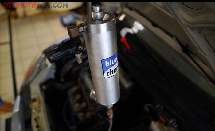 Mesin Aveo LT 2004 juga dipurging saluran bakarnya dengan cara disuntik fuel &amp; injector cleaner Bluechem ke fuel railnya.