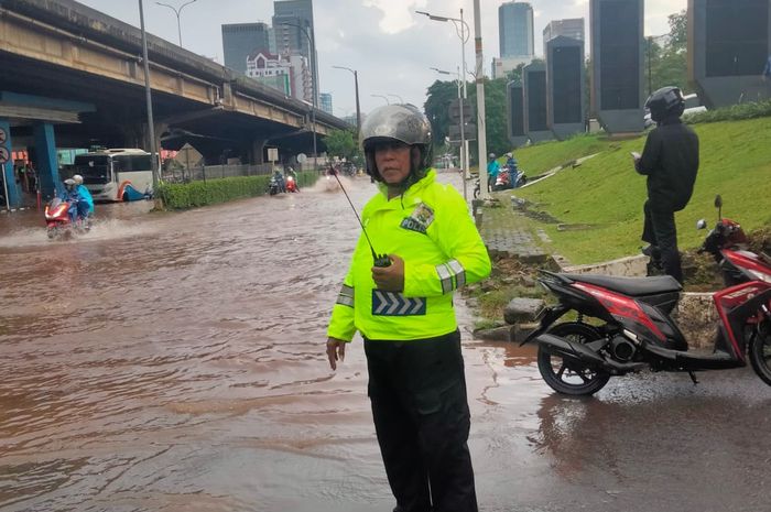  Jalan TB Simatupang kondisi Macet akibat banjir. 