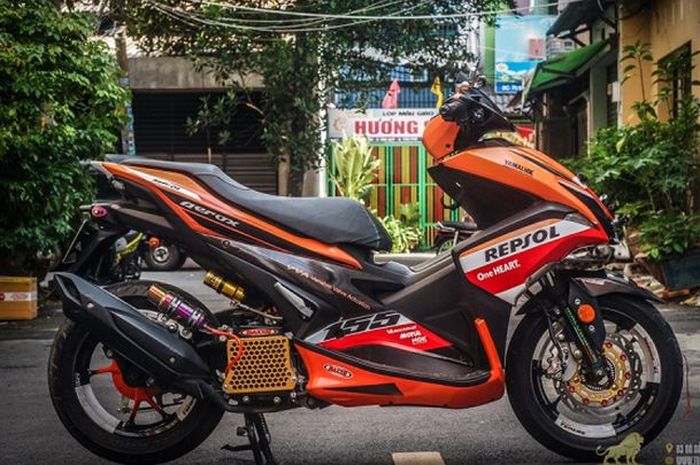 Yamaha Aerox nekat pasang decal Tim Repsol Honda.