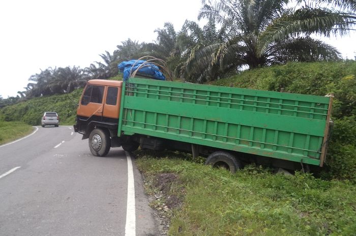 Truk kelebihan beban rentan mundur saat di tanjakan