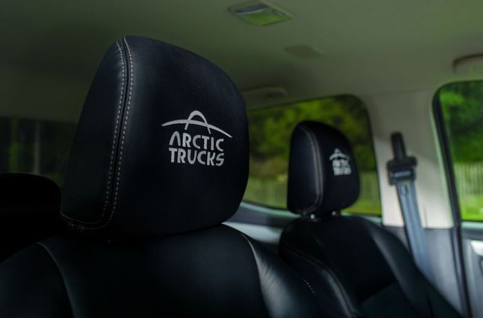 emblem Arctic Trucks menempel di headrest