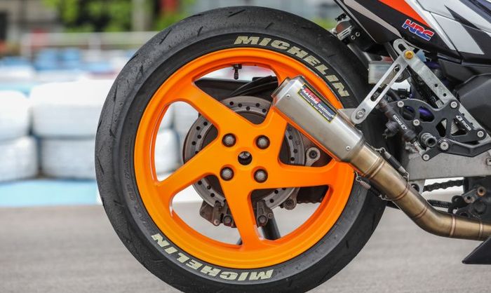 Pelek dan ban gambot plus knalpot racing