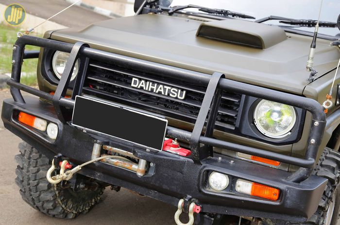 Bumper asli Taft GT ditukar ala bullbar ARB dan dipasangi winch elektrik keluaran Runva 9500.