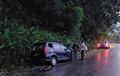 Toyota Avanza Gagal Nikung, Terguling di Jalanan Licin, Pengemudi Tewas Terlempar