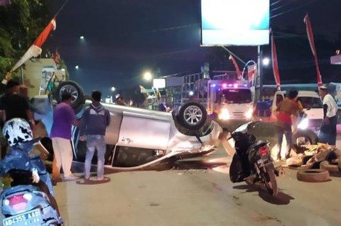 Toyota Avanza kayang tatap langit karena kejegal trotoar gaib di jalan raya Semarang-Purwodadi, Mranggen, Demak, Jawa Tengah