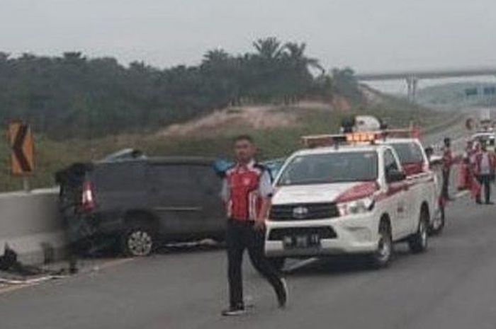 Toyota Kijang Innova terbelah, kabin terkelupas hujam truk di tol Pekanbaru-Dumai