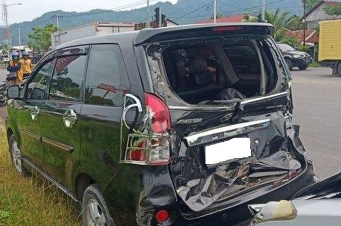 Ilustrasi Toyota Avanza bekas tabrak belakang