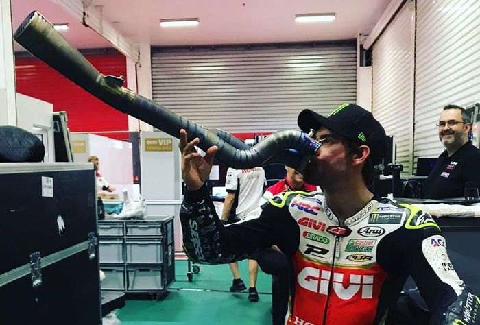 Jadi juara mah bebas mau ngapain juga, seperti Crutchlow bergaya mengisap pipa pakai knalpot