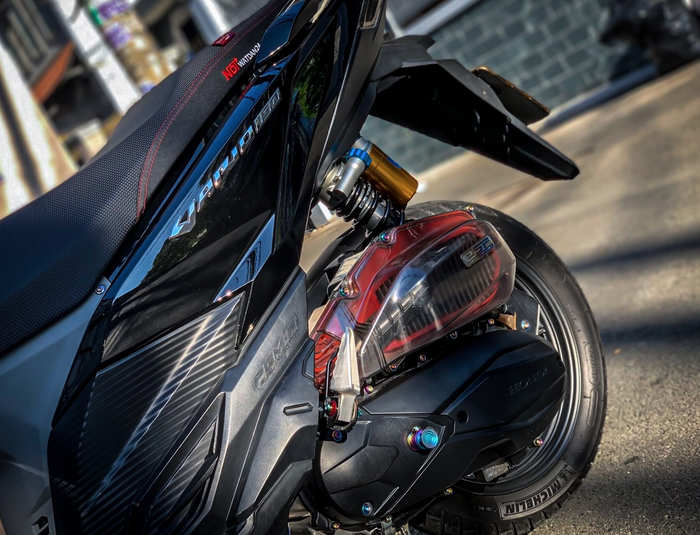 Honda Vario 150 pasang cover filter udara bening plus sokbreker Ohlins