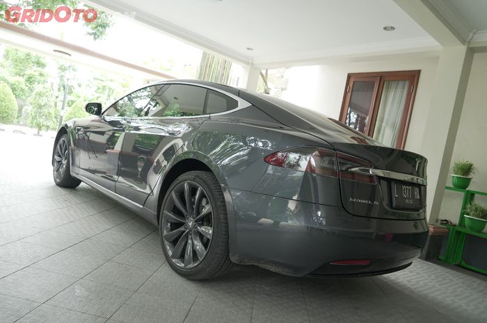 Kejutan datang dari akomodasi Tesla Model S 90D 