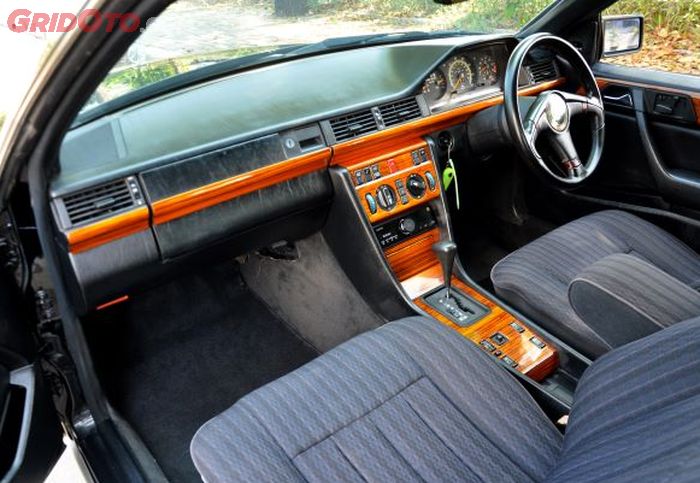 Ubahan di interior, doortrim pakai W124 Taxi domelight dan jok pakai yang berbahan wool