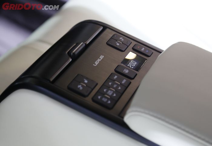 Arm rest jok baris kedua Lexus ES 300h tersedia tombol-tombol untuk mengatur jok, sistem audio, dan climate
