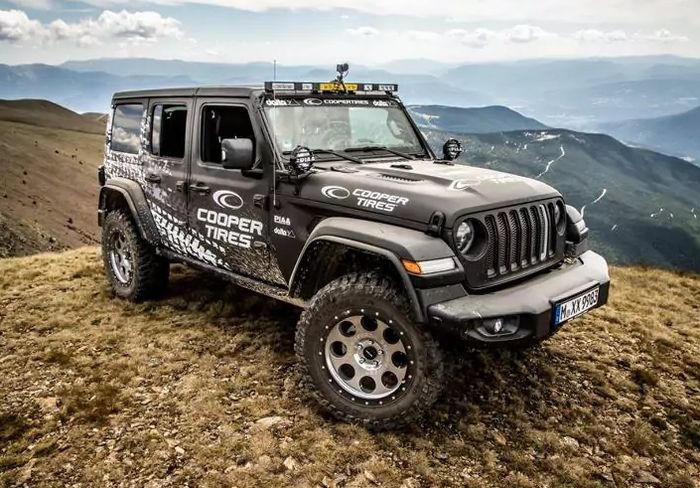Modifikasi Jeep Wrangler siap off-road hasil garapan Delta 4x4, Jerman