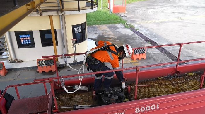 Proses pengecekan BBM saat masih berada di mobil tangki, sebelum masuk ke tangki SPBU.