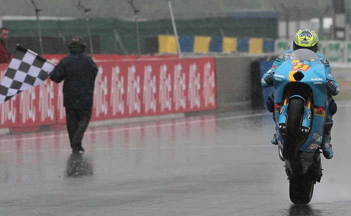 Chris Vermeulen raih kemenangan pertama untuk Suzuki di era mesin motor 4-tak, pada MotoGP Prancis 2007