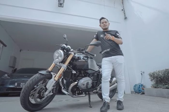 Presiden Arema FC, Gilang Widya Pramana bersama BMW R Nine T.