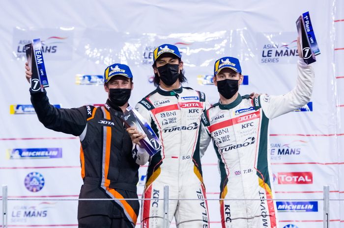 Sean Gelael (tengah) dan Tom Blomqvist (kanan) membawa tim JOTA meraih kemenangan kedua Asian Le Mans Series 2021 di Abu Dhabi