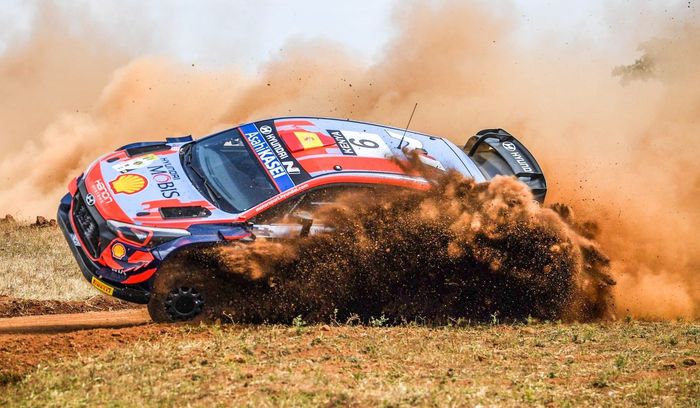 Mobil Hyundai i20 yang dikemudikan Dani Sordo sempat miring saat melaju pada SS1 Reli Safari 2021