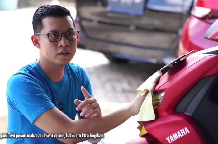 Di rumah saja ala Bobby makan dengan membantu UMKM dan kemudian membagikan makananan dan takjil