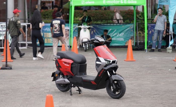 Calon konsumen yang tertarik bisa test ride di Jakarta Lebaran Fair 2025 di JIExpo Kemayoran